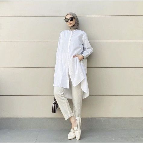 Baggy Blouse Outfit Hijab, White Muslimah Outfit, Casual Work Outfits Hijab, White Outfit Ideas Hijab, White Shirt Outfit Women Hijab, White Outfits Hijab, Indonesian Hijab Style, White Shirt Outfit Hijab, Smart Casual Hijab Outfits