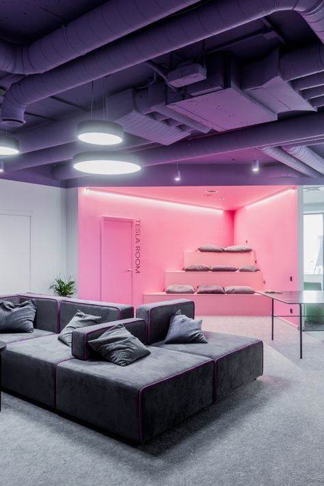 CloudCall Offices - Minsk - 3 Purple Interior Design Office, Houdini Aesthetic, Grey Office Ideas, Purple Architecture, Office Purple, Purple Office, Tiered Seating, Cool Office Space, Office Wallpaper