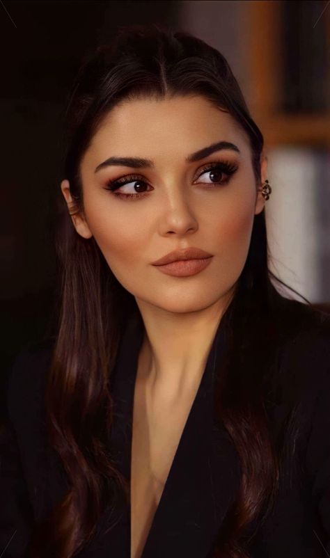 Hande Erçel Makeup, Hande Ercel Style, Model Legs, Turkish Actress, Turkish Women Beautiful, Arab Beauty, Face Photography, Beauty Shots, Turkish Beauty