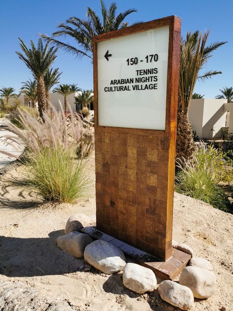 Outdoor wayfinding sign - Palm tree wood, Acryl with integrated led lighting.  Anantara Tozeur Resort © SIGNO sarl - Tunisia Wood Wayfinding, Beach Signage, Atlantis Aesthetic, Palm Tree Wood, Monument Signage, Pylon Signage, Koh Kood, Hotel Signage, Signage Wayfinding