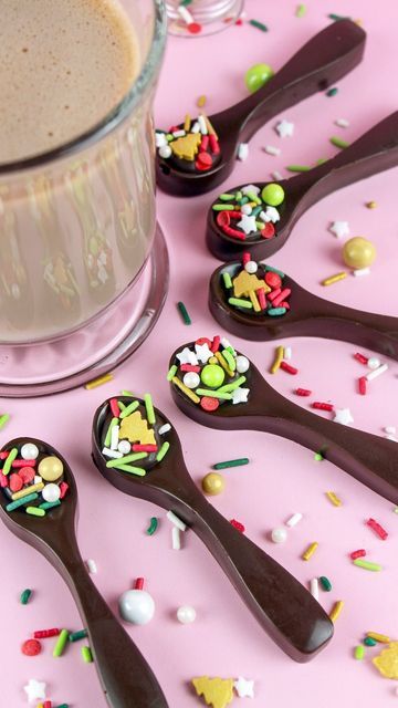 Diy Hot Cocoa Spoons, Chocolate Dipped Spoons For Hot Cocoa, Hot Coco Spoon, Chocolate Spoons For Hot Chocolate, Cocoa Spoons, Hot Chocolate Stirrers, Diy Hot Cocoa, Hot Chocolate Spoons, Chocolate Spoons