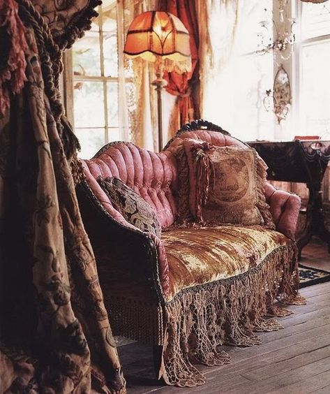 Boho Couch, Victorian Bohemian Decor, Bohemian Decor Inspiration, Style Parisienne, Victorian Interiors, Deco Boheme, Victorian Decor, Bohemian Living, Bohol