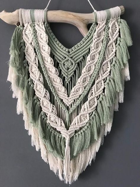 Driftwood Macrame, Dekorasi Bohemia, Macrame Inspiration, Green Macrame, Art Macramé, Pola Macrame, Macrame Wall Hanging Tutorial, Tutorial Macramé, Macrame Wall Hanger