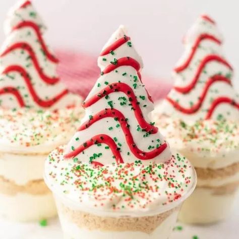 December Treats, Christmas Tree Dip, Dirt Cups Dessert, Dirt Cups Recipe, Christmas Tree Desserts, Little Debbie Christmas Tree, Easy Dessert Recipes Christmas, Christmas Yummies, Dirt Cups