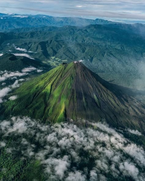 6,618 Me gusta, 47 comentarios - This Is Costa Rica (@thisiscostarica) en Instagram: "“The joy of giving is the greatest joy of life.” Photo credits: @danielcervato #ThisIsCostaRica" Costa Rica Nature, Costa Rica Travel Guide, London Holiday, Arenal Volcano, Visit Costa Rica, Amazing Places On Earth, Costa Rica Travel, Tropical Rainforest, Central America