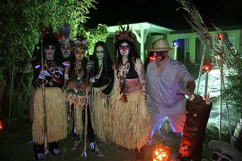 haunted tiki island | Haunted Tiki Island: April 2009 Haunted Tree, Island Party, Creepy Halloween Decorations, Tiki Party, Zombie Halloween, Trunk Or Treat, The Revenant, Halloween Food, Halloween 2018