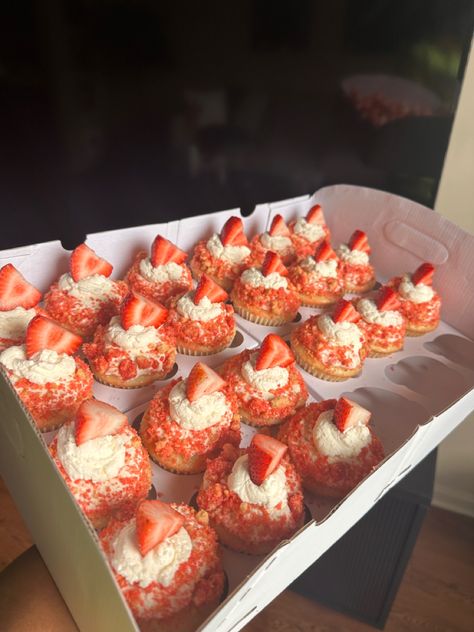 vanilla cupcake strawberry crunch topping whipped frosting strawberry garnish Strawberry Crunch Cups, Strawberry Tres Leches Cupcakes, Crunch Cone, Strawberry Crunch Cheesecake Cones, Strawberry Crunch Cupcakes, Strawberry Garnish, Strawberry Crunch Topping, Cheesecake Cones, Bday Cupcakes