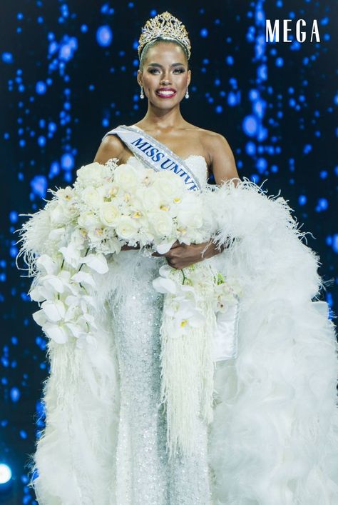 The New Miss Universe Philippines 2024 is Chelsea Manalo Miss Continental, Chelsea Manalo, Being Crowned, Miss Universe Philippines, Pageant Interview, Miss Philippines, Jasmine Tookes, Long Hair Wedding Styles, Charity Work