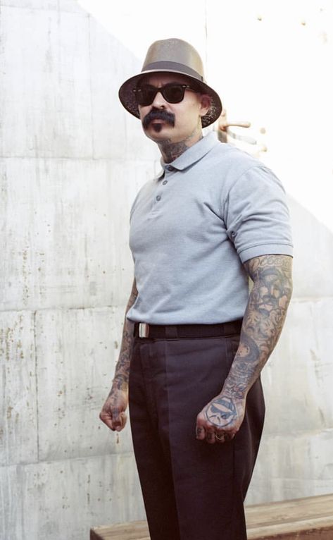 Cholo Style Men Gangsters, Cholo Style Men, Chicano Outfits, Gangster Style, Chola Style, Estilo Cholo, Cholo Style, Chicana Style, Gangsta Style