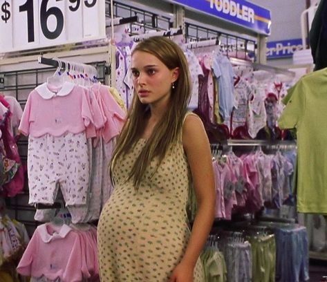 🍇🍬 🎀 𝑍𝑜𝑑𝑖𝑎𝑐 𝐹𝑖𝑙𝑚 𝐶𝑙𝑢𝑏 🎀 🍬👢 on Instagram: “Found out from @jourdayen’s Twitter that there’s a movie where Natalie Portman is pregnant and lives in a Walmart and names her baby…” Novalee Nation, Natalie Portman Pregnant, Natalie Portman Movies, Pregnant Actress, Abigail Spencer, 2000s Outfit, Girl Film, Georgia Girls, Trendy Maternity