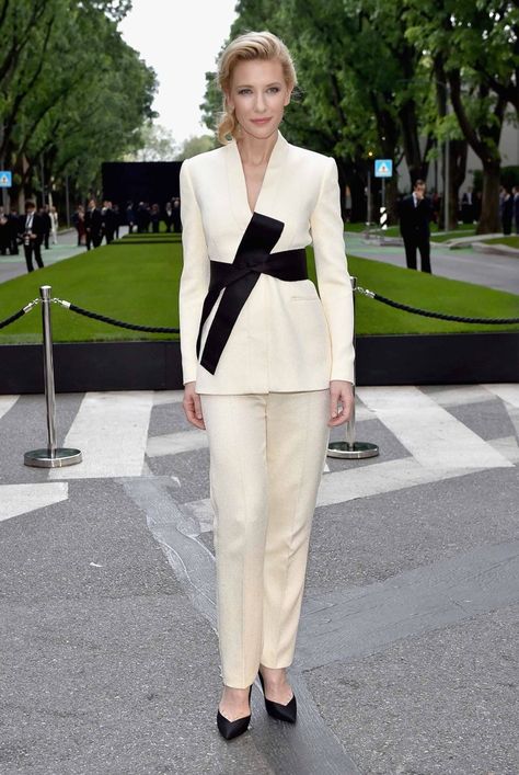 Cate Blanchett suits up in Armani at Giorgio Armani 40th Anniversary - Silos Opening and Cocktail Reception in Milan. Photo via Label. Lounge Suit Dress Code, Lounge Suit, Best Red Carpet Looks, White Suit, Armani Prive, Cocktail Attire, Work Style, Cate Blanchett, Celebrity Look