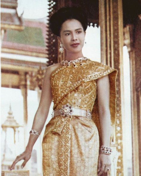 Historic Women Daily on X: "Queen Sirikit of Thailand and Pierre Balmain: the legendary fashion relationship that defined modern Thai fashion both at home and abroad ✨ A Thread ✨ https://t.co/KJ7z0F62Ev" / Twitter Historic Women, Royal Costume, Thai Royal Family, Thailand Fashion, Hello Magazine, Queen Sirikit, Thai Fashion, King Bhumibol, Thai Traditional Dress