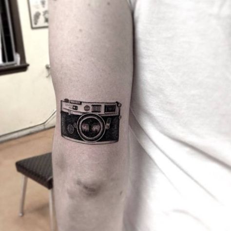 Single needle style Leica camera tattoo behind the left arm. Splatter Tattoo, Camera Tattoos, Dr Woo, Belly Tattoos, Cool Wrist Tattoos, Dibujos Tattoo, Light Tattoo, Dot Tattoos, Camera Tattoo