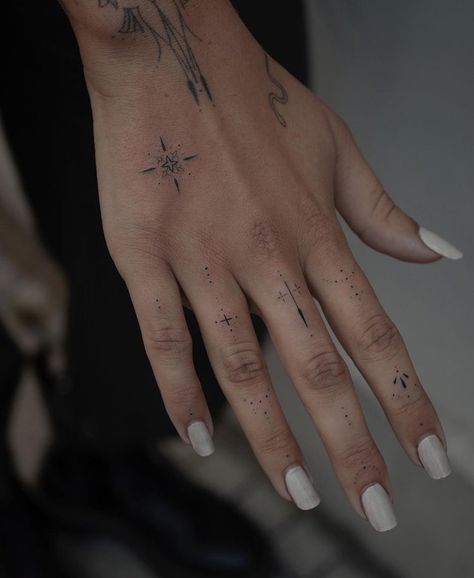 Tattoo Inspiration Page on Instagram: “Hand ornaments 💉❤️ @xoxotattoo Want to be featured here? Visit 👉🏽 shoutcloud.co” Finger Tattoo For Women, Hand And Finger Tattoos, Handpoke Tattoo, Hand Poked Tattoo, Hand Tattoos For Women, Cute Small Tattoos, Small Hand Tattoos, Poke Tattoo, Dainty Tattoos