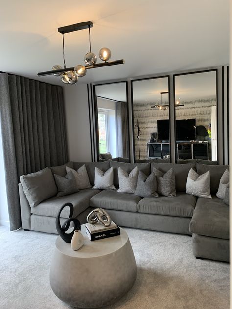 Black And Silver House Decor, Grey Living Room Aesthetic, Black And Cream Living Room Ideas, Black Grey And Gold Living Room, Light Gray Walls Living Room, Black And Gray Living Room Decor, Living Room Designs Grey Couch, Gray And Black Living Room Ideas, Grey And Black Living Room