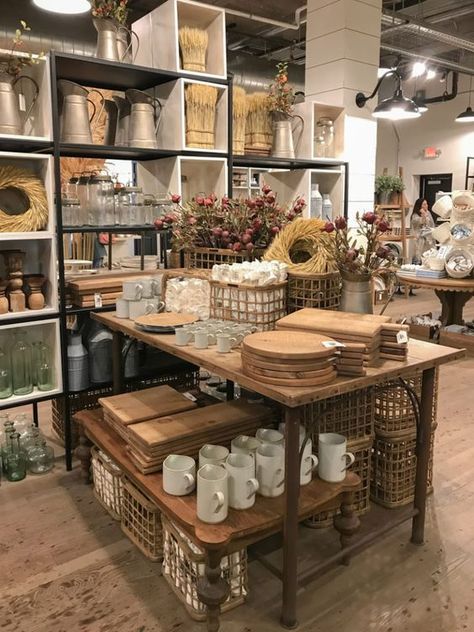 Retail Home Decor Display, Retail Table Display Ideas, Kitchen Store Display, Visual Merchandising Displays Table, Shop Table Display, Boutique Table Display, Rustic Boutique Ideas, Shop In Shop, Gift Shop Displays