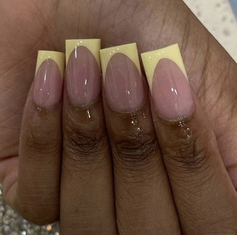 Cubby Fingers Nails, French Tip Nails Short Color, Short French Tip Acrylic Nails Color, Simply Nails Ideas, Short Acrylic Nails For Work, April Acrylic Nails, Square Acrylic Nails Medium Length, Short Nail Sets Acrylic, Shorts Nails Acrylic