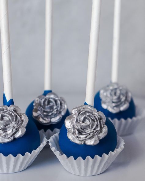 Royal blue cake pops with silver edible roses Blue And Silver Cake Pops, Royal Blue Cake Pops, Royal Blue Cake, Blue Cake Pops, Rose Cake Pops, Pink Cake Pops, Winter Wonderland Cake, Cake Pop Designs, Wedding Snacks