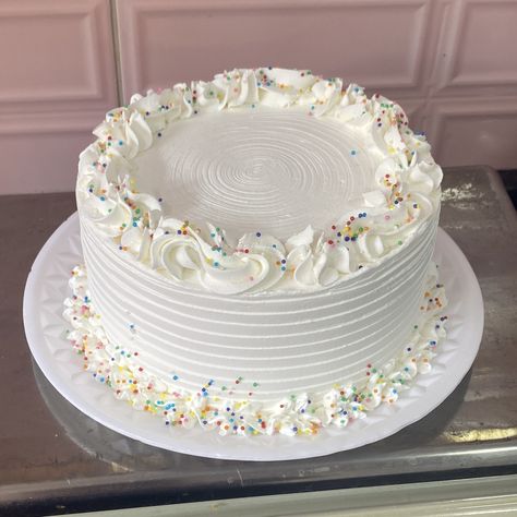 White Round Cake Simple, Simple Piped Cake, Plain White Cake Design, White Birthday Cake With Sprinkles, Simple White Cake Decoration, Simple Round Birthday Cake, Simple White Cake Design, Simple White Birthday Cake, Basic Cake Designs