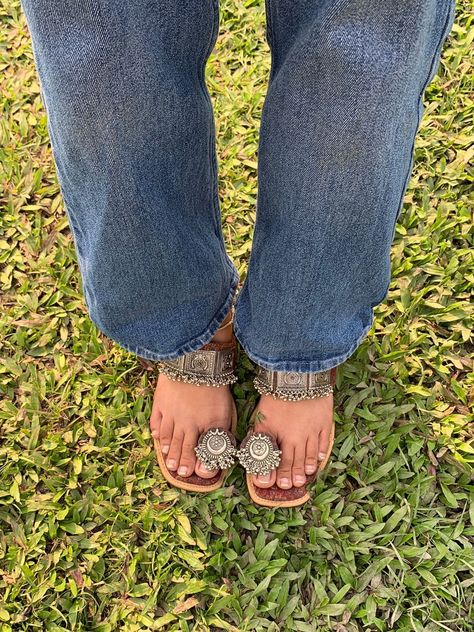 Devanshi Core, Desi Footwear, Indian Sandals, Cute Emoji Combinations, Silver Anklets Designs, Desi Love, Desi Wear, Desi Fashion Casual, Desi Aesthetic