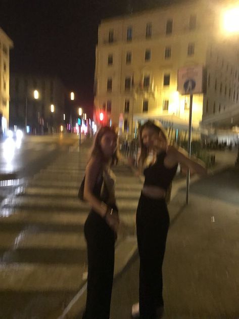 Rome Nightlife, Europe Travel Summer, Roma Aesthetic, Rome Girl, Summer In Rome, Rome Italy Aesthetic, Rome At Night, Rome Outfits, Rome Vacation