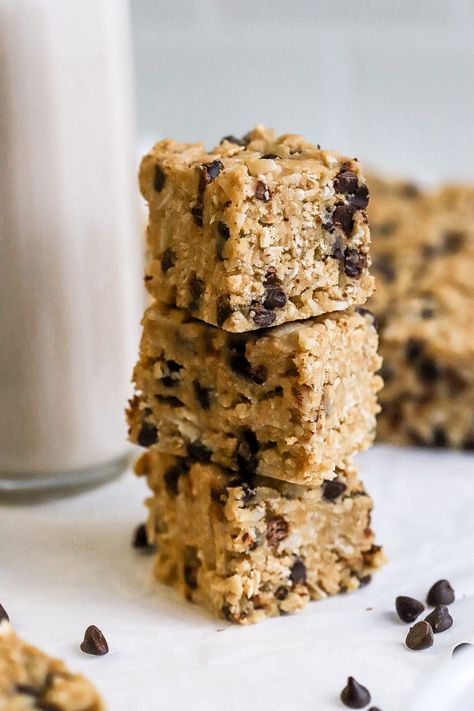 homemade dark chocolate oatmeal chunks stacked on top of each other Oatmeal Desserts, Dark Chocolate Oatmeal, Homemade Dark Chocolate, Dark Chocolate Recipes, Chocolate Oatmeal, Oatmeal Chocolate, Chocolate Recipe, Healthy Sweets Recipes, Homemade Snacks