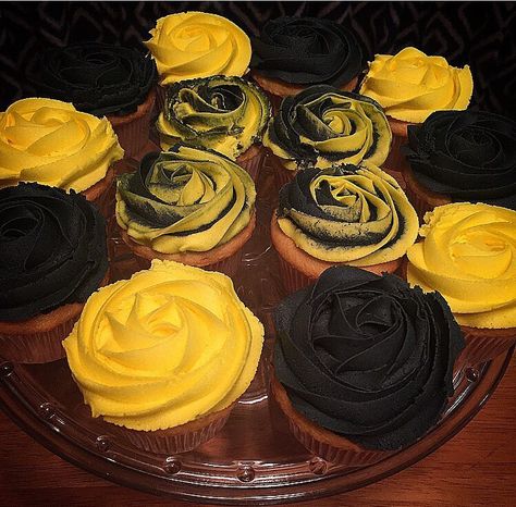 Hufflepuff Snacks, Black And Yellow Decorations, Yellow And Black Cupcakes, Sweet 16 Party Ideas Yellow, Hufflepuff Cupcakes, Black And Yellow Graduation Party, Tie Dye Cupcakes Frosting, Black And Yellow Cake, Black And Yellow Wedding