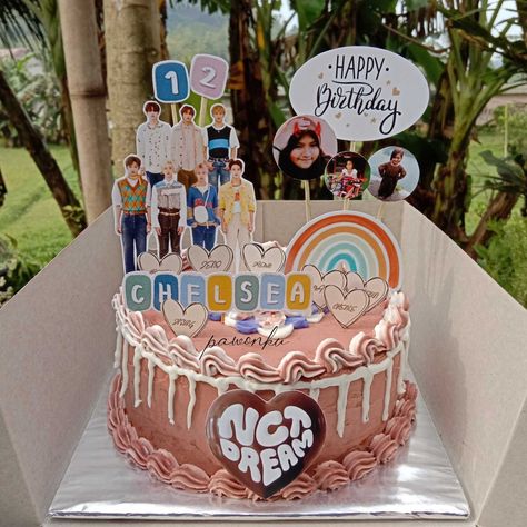 cake with topper Nct Cake, Cake With Topper, Enhypen Birthday, Kpop Cake, Crossiant Recipes, Topper Kue, Happy Birthday Bestie, Dream Cake, Cake Designs Birthday