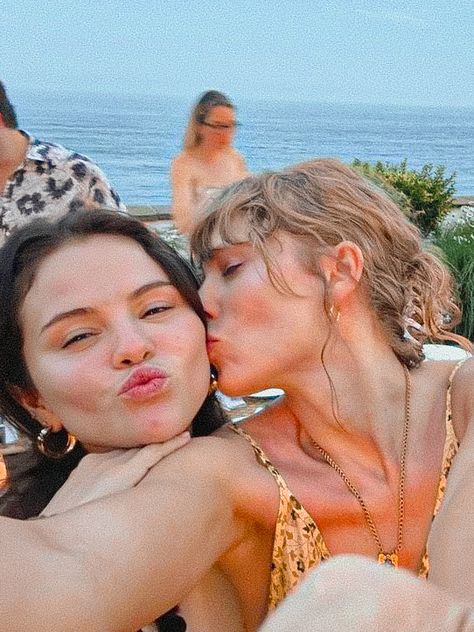 Taylor Swift Without Makeup, Taylor Swift Kiss, Taylor Swift Eyes, I Love U So Much, Kiss Face, Selena And Taylor, Photos Of Taylor Swift, Kissy Face, Love U So Much