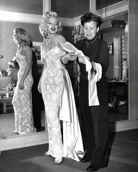 Marilyn Monroe Wedding, Golden Wedding Dress, Marilyn Monroe Movies, Marilyn Monroe Dress, Brides Sister, Class Dress, Gentlemen Prefer Blondes, Lauren Bacall, Marilyn Monroe Photos