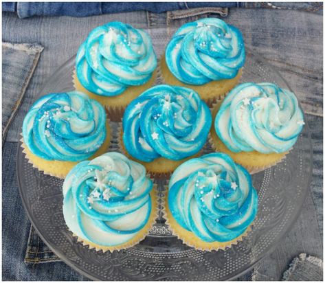 Blue And White Swirl Cupcakes, Blue And White Cupcake Ideas, Swirled Frosting, White Buttercream Frosting, Winter Cupcakes, Tiffany Baby Showers, Rose Gold Wedding Cakes, Swirl Cupcakes, Disco Birthday