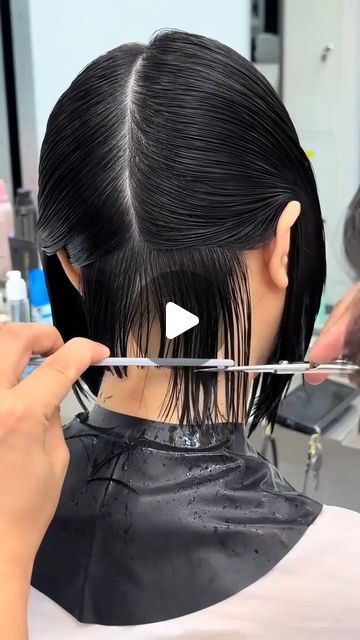 Sling Bob Haircut, How To Cut Bob Haircut, Bob Cut For Curly Hair, Angles Bob, Bouncy Bob Haircut, Bob Cut Tutorial, Diy Bob Haircut At Home, Corte Bob Corto Cara Redonda, Diy Layered Haircut