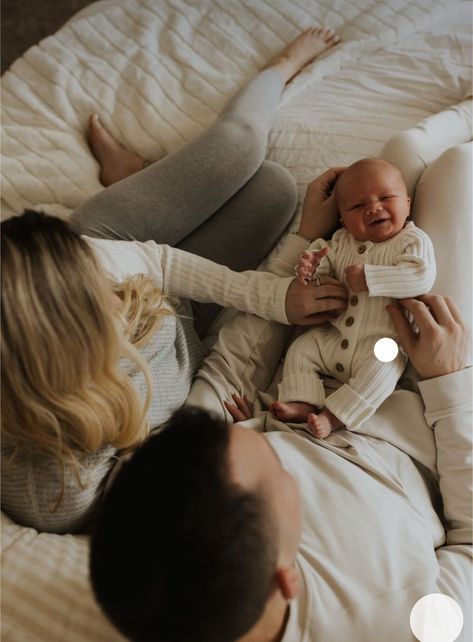 White And Grey Outfit, Newborn Family Pictures, Newborn Photography Outfit, Foto Newborn, Lifestyle Newborn Photos, Newborn Photo Outfits, Newborn Family Photography, Baby Pictures Newborn, Newborn Family Photos