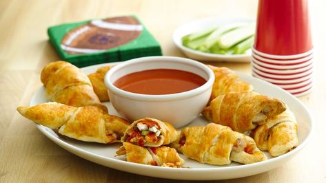 Hot and spicy Buffalo puffs made easy with Pillsbury™ refrigerated crescent rolls. Buffalo Chicken Crescent, Indian Appetizer Recipes, Bacon Recipes Appetizers, Chicken Crescent Rolls, Chicken Crescent, Chicken Puffs, Goat Cheese Tart, Pillsbury Recipes, Hot Appetizers