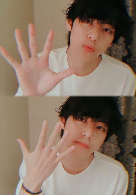 Me encantan esas manos. ¿Alguien mas tiene un fetiche con los nudillos de Tae?... Long Fingers, Wallpapers Ideas, Boys Wallpaper, Pretty Hands, Daegu, V Taehyung, Bts Boys, Foto Bts