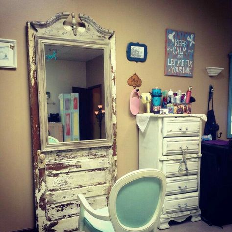 Rustic Salon Ideas, Shabby Chic Salon, Distressed Dresser, Dream Salon, Home Hair Salons, Chic Desk, Salon Stations, Shabby Chic Mirror, Shabby Chic Table