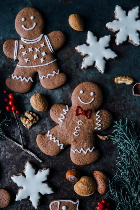 Gluten-free Chai Snowflakes & gluten-free Gingerbread Cookies - Our Food Stories Gluten Free Gingerbread Cookies, Cookies Aesthetic, Gingerbread Cookies Decorated, Christmas Bakery, Vegan Gingerbread, Gluten Free Gingerbread, Xmas 2024, Gingerbread Recipe, Gingerbread Man Cookies