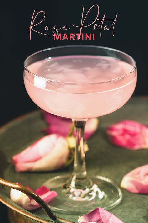 Pretty Martini Drinks, Pink Martini Recipe, Feminine Cocktails, Rose Martini Recipe, Rose Martini, Pink Gin Cocktails, Best Gin Cocktails, Romantic Cocktails, Christmas Drinks Alcohol Recipes