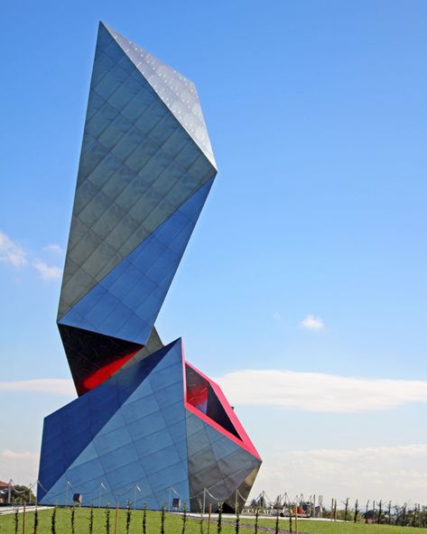 daniel-libeskind-the-crown-installation-casalgrande-padana-italy-designboom-02 Daniel Libeskind, Modern Architecture Design, Japanese Architect, Amazing Buildings, Sculpture Metal, Unique Buildings, Chinese Architecture, Modern Architecture House, Japanese Architecture