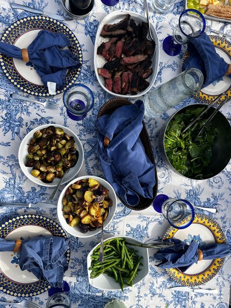 Mediterranean Lunch Aesthetic, Greek Summer Dinner Party, Greek Dinner Table Setting, Mediterranean Dinner Aesthetic, Greek Dinner Party Decor, Greece Dinner Party, European Summer Dinner Party, Potluck Table Setup, Greek Dinner Party Table