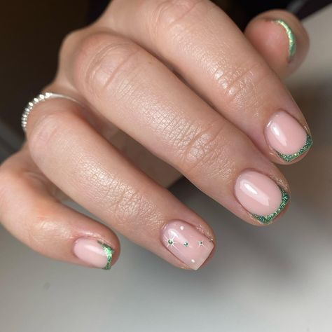 Inspo • Instagram Biab Nails Christmas, Christmas Biab Nails, Bauble Nails, Biab Nails, Xmas Nail, Aurora Nails, Christmas Gel, December Nails, Green French