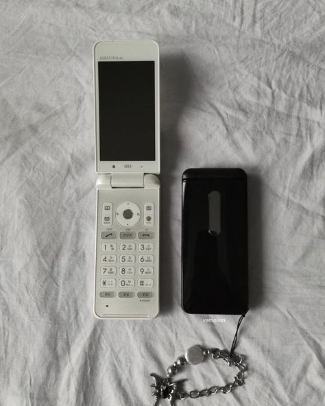 Kyocera Gratina KYF31 in Black and White 🤍🖤 #kyf31 #kyocera #gratina #flipphone #japaneseflipphone #japanesephones #keitai #garakei #nostalgia #2000s #tech #y2k 2000s Tech, Technology Aesthetic, Future Phone, Vintage Gadgets, Nostalgia 2000s, Flip Phone, Flip Phones, Night Driving, Cute Anime Pics