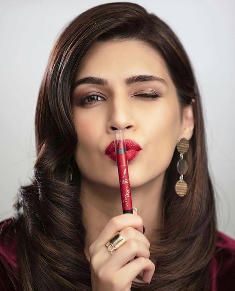 11.5m Followers, 193 Following, 1,153 Posts - See Instagram photos and videos from Kriti (@kritisanon) Packing Moving, Face Girl, Kriti Sanon, Girl Celebrities, Packers And Movers, Bollywood Girls, Bollywood Celebrities, New Face, Chandigarh