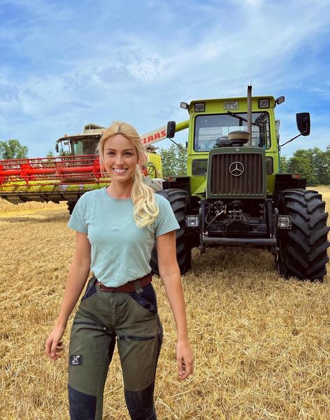 Typical Girl, Farmer Girl, Farm Wife, Outdoor Girls, Scammer Pictures, Female Pilot, Country Girls Outfits, Country Women