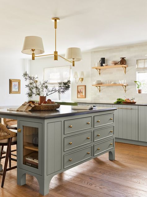 Green Kitchen Cabinets, Kitchen Hacks Organization, Farrow And Ball, Formal Dining Tables, Classic Kitchen, Diy Makeover, Transitional Kitchen, Kitchen Diy, Grey Kitchen