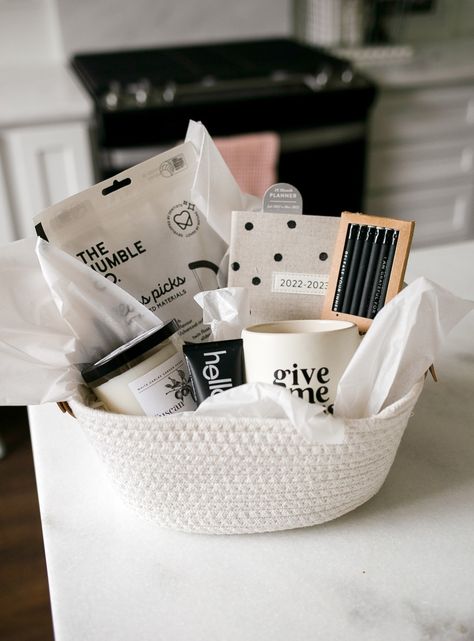 Gift Baskets For Anniversary, White Themed Gift Basket, White Gift Basket Ideas, Black Gift Basket Ideas, Preppy Baskets, White Gift Basket, Aesthetic Gift Basket, Prize Board, Bday Basket