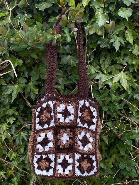 Grandma Square Crochet Bag, Brown Granny Square Bag, Crochet Patterns Tote Bag, Brown Crochet Ideas, Brown Crochet Tote Bag, Crochet Tote Bag Granny Squares, Granny Square Tote Bag Pattern, Brown Granny Square, Brown Crochet Bag