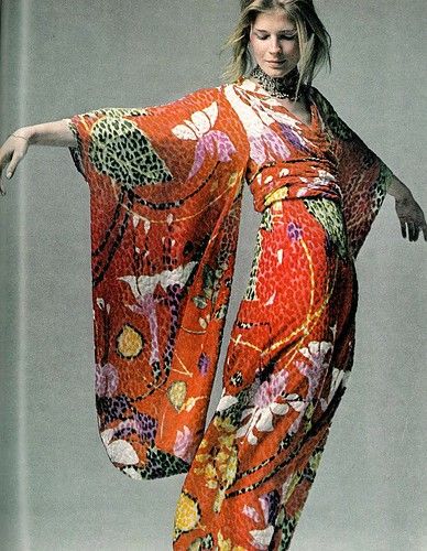 •Candice Bergen in Bill Blass,silk kimono dress •photo Bert Stern •Vogue July 1970 Moda Kimono, Candice Bergen, Vogue Vintage, Modern Kimono, Fashion 1970s, Mode Kimono, Model Magazine, Christie Brinkley, Mode Boho