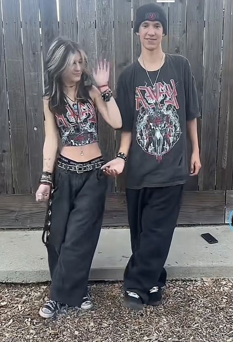 Matching Outfits For Couples Grunge, Grunge Outfits Couple, Baggy Clothes Couple, Alternative Baggy Outfits, Grunge Couple Outfit, Matching Couple Outfits Alt, Matching Fits Couples Streetwear, Swaggy Outfits 2000s, Emo Couple Outfits