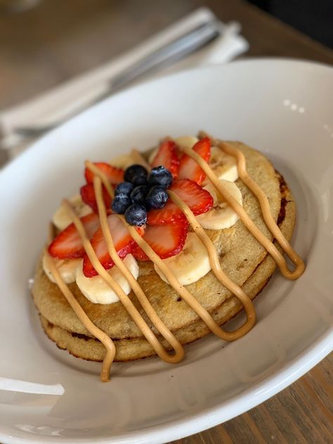 Hot Cakes Decorados, Hot Cakes Con Fruta, Waffles Decorados, Desayunos Ideas, Birthday Breakfast, Birthday Love, Sweet Recipes, Waffles, Pancakes